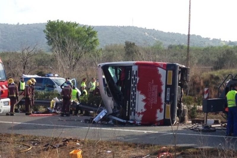 Choque entre ônibus e carro deixa ao menos 14 mortos na Catalunha