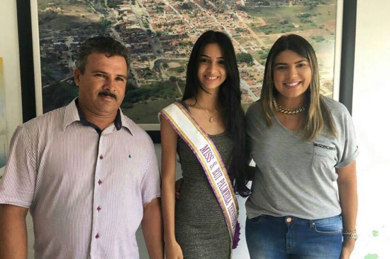 Prefeito de Senador Rui Palmeira recebe modelo destaque em concurso de beleza