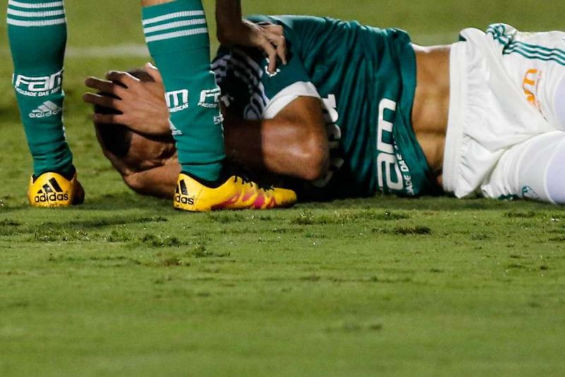 Zagueiro palmeirense sofre concussão e vai parar no hospital