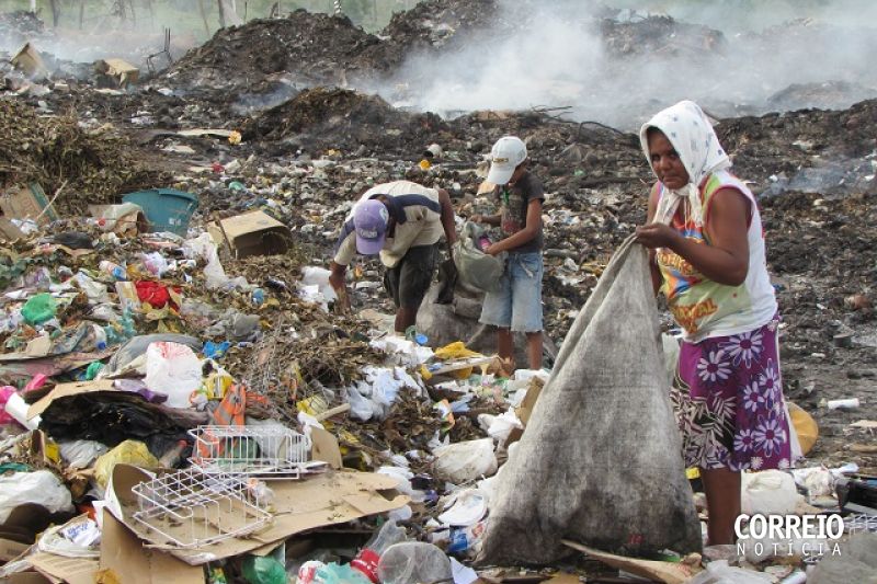 Catadores arriscam a saúde para garantir renda em lixões do Sertão de Alagoas