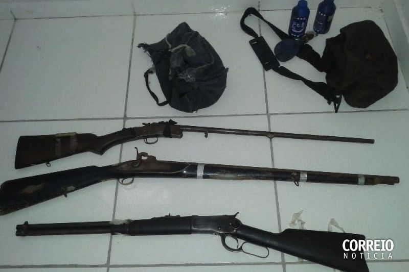 Armas de fogo que seriam de homem que trocou tiros com policiais são apreendidas em Inhapi