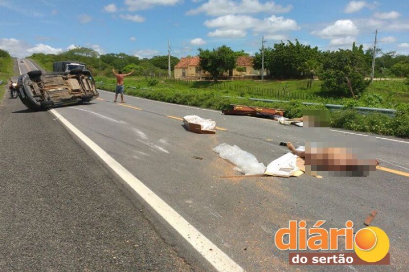 Caixões e corpos ficam espalhados em pista após acidente com carro de funerária