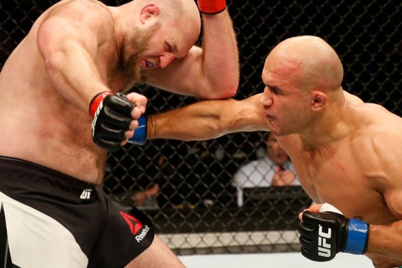 Cigano dá show, castiga americano por cinco rounds e se recupera no UFC