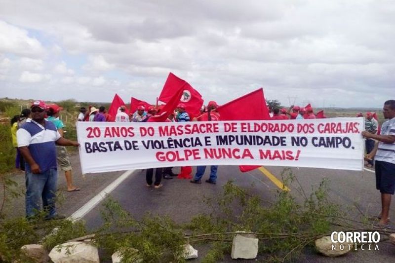 Movimentos sociais bloqueiam rodovia que liga Delmiro, Olho D’água do Casado e Piranhas