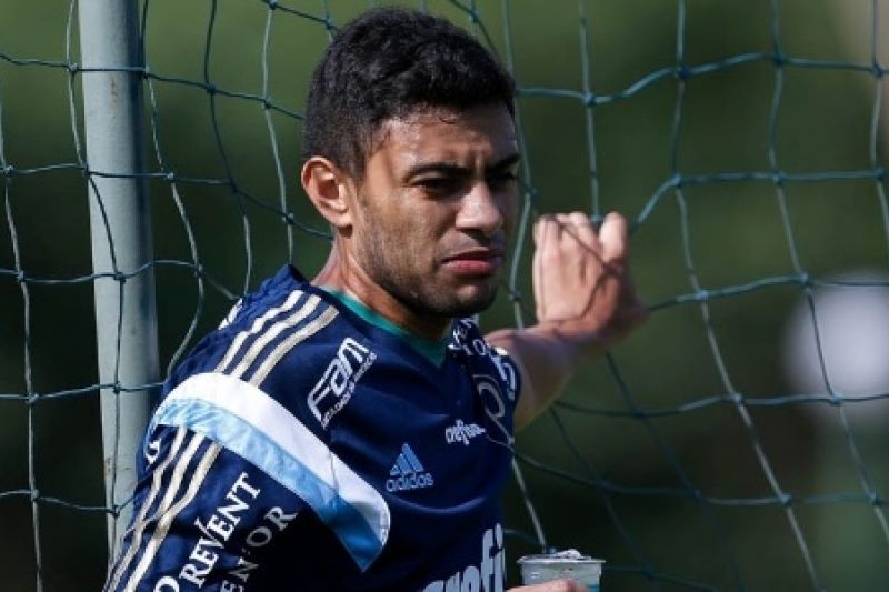 Cleiton Xavier diz que pensou em largar o futebol e promete volta por cima