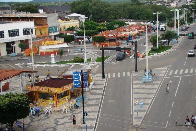 Criminosos atiram em carro ocupado por cinco pessoas em Delmiro Gouveia