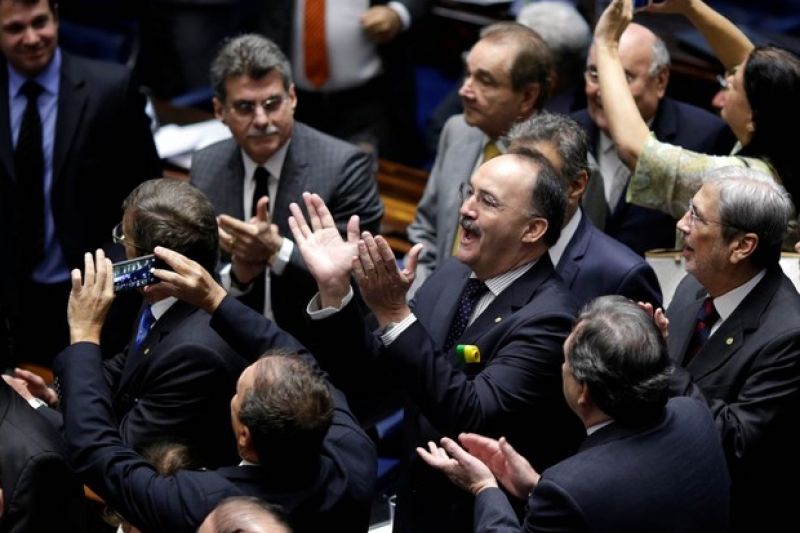 Processo de impeachment é aberto, e Dilma é afastada por até 180 dias