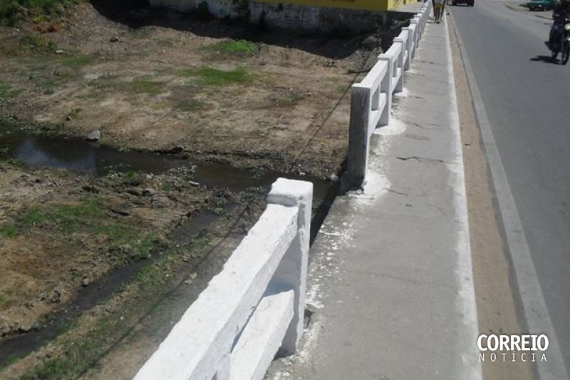 Ponte com guarda-mão quebrado deixa moradores dos bairros Pedra Velha e Desvio preocupados