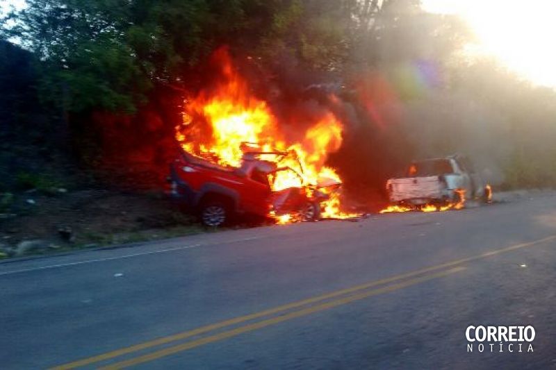 Picapes entram em chamas e são destruídas por fogo depois de batida em Monteirópolis