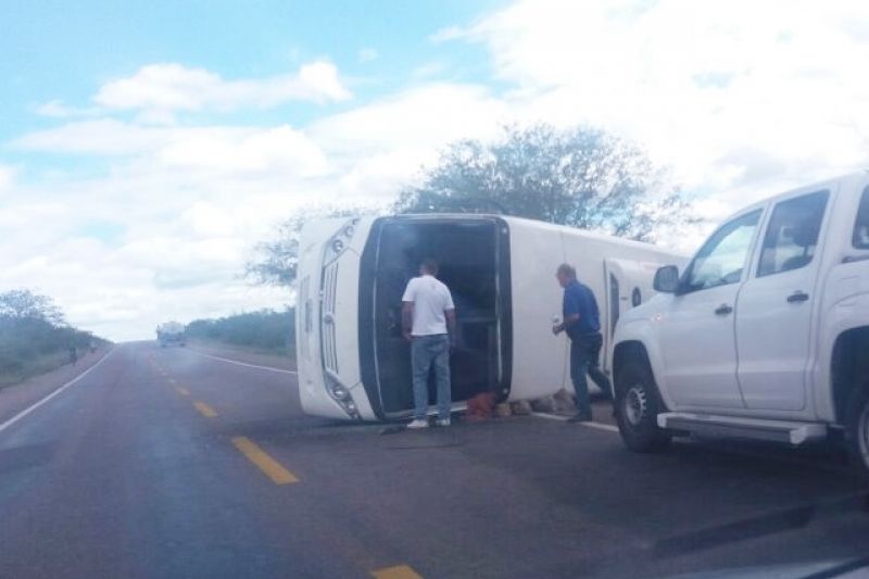 Passageiros de micro-ônibus ficam feridos em acidente na BR-423 em Inhapi