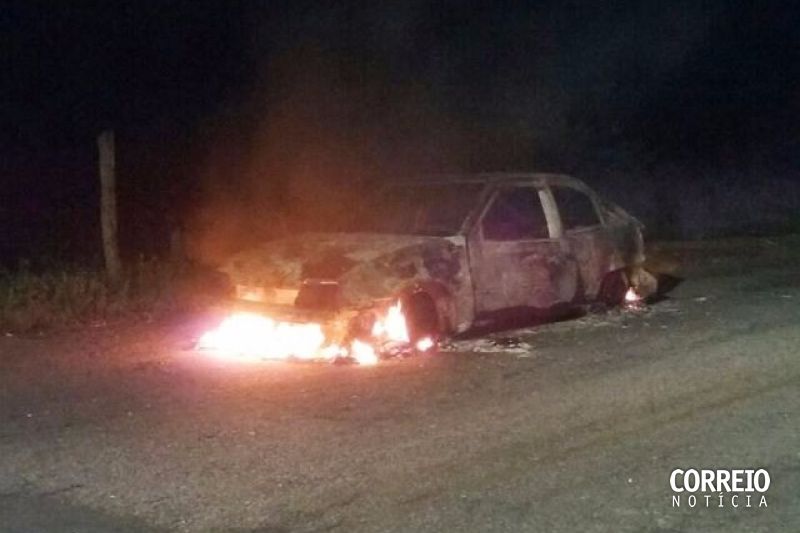 Duas pessoas sofrem queimaduras graves depois de carro pegar fogo em Água Branca