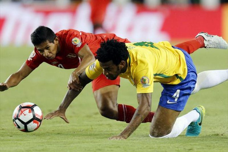 Prejudicado pela arbitragem, Brasil perde para o Peru e é eliminado