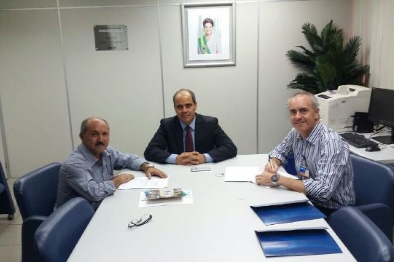 Inhapi: prefeito assina convênio para calçar toda a cidade e povoados Promissão e Leobino