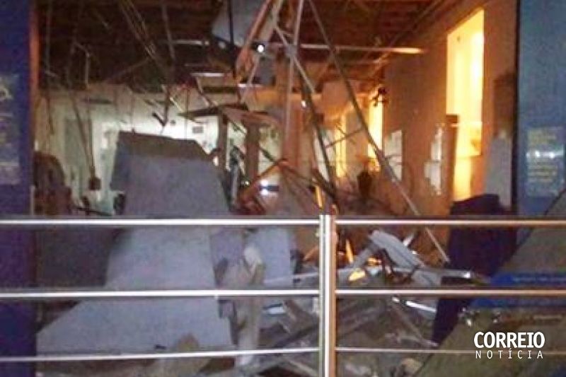 Criminosos encurralam policiais e explodem duas agências bancárias em Pão de Açúcar