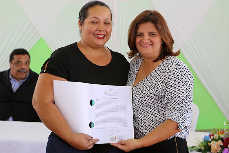 Moradia Legal II entrega quase 500 títulos de propriedade de imóveis em Delmiro e Senador