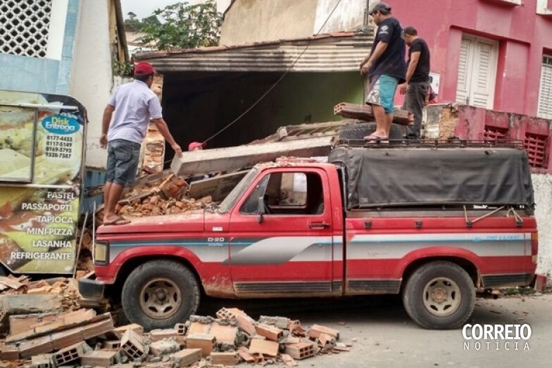 Caminhonete fica sem freios, atinge casa e por pouco não causa tragédia em Mata Grande