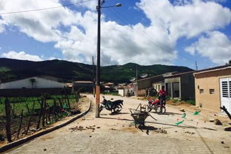 Postes ficam no meio da rua depois de pavimentação em Pariconha