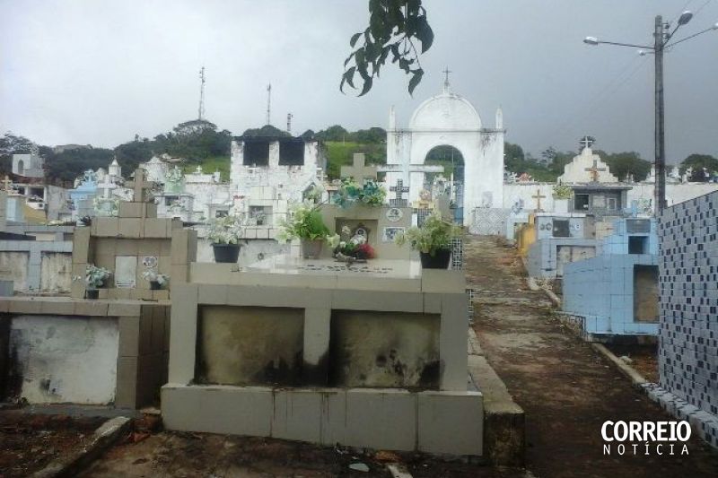 Cemitério de Mata Grande fica lotado e moradores reabrem túmulos para enterrar corpos