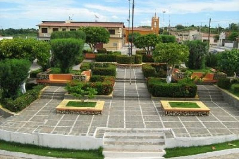 Prefeito interino nomeia cinco filhos, mulher e irmão como secretários