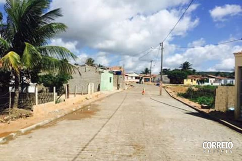 Poste no meio de calçamento provoca acidente em Pariconha