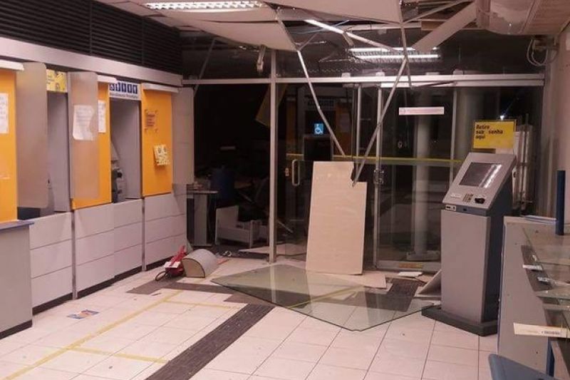Grupo explode banco e arromba caixa eletrônico com maçarico em Inajá, PE