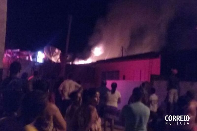 Incêndio deixa residência parcialmente destruída em Delmiro Gouveia