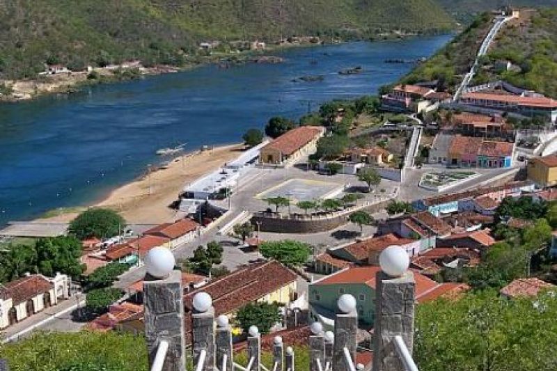 Prefeitura não paga e empresário pega de volta portão de unidade de saúde em Piranhas