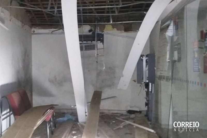 Criminosos fortemente armados explodem caixa do Banco Bradesco em Jaramataia