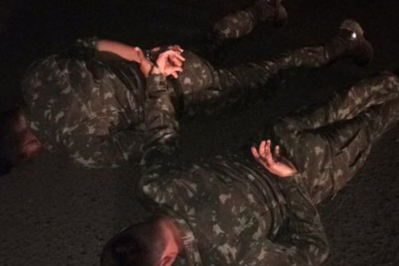 Soldados do Exército Brasileiro são presos depois de serem flagrados transportando drogas