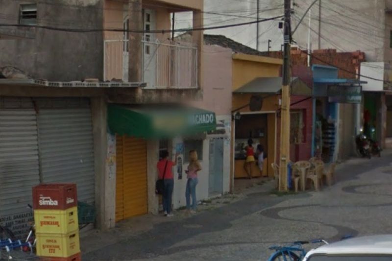 Bandidos levam mais de mil reais de mulher durante