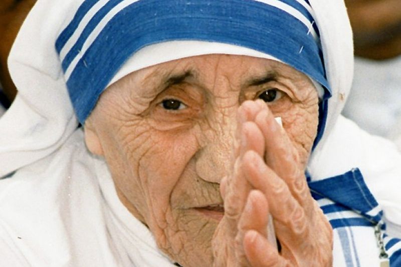 Madre Teresa será canonizada pela Igreja Católica neste domingo