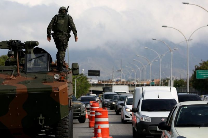 Tanques do Exército ocupam Linha Vermelha para reforçar segurança no Rio de Janeiro