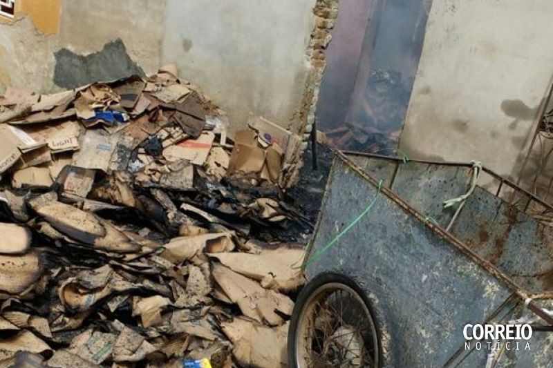 Catadora de recicláveis tem residência incendiada em Delmiro Gouveia