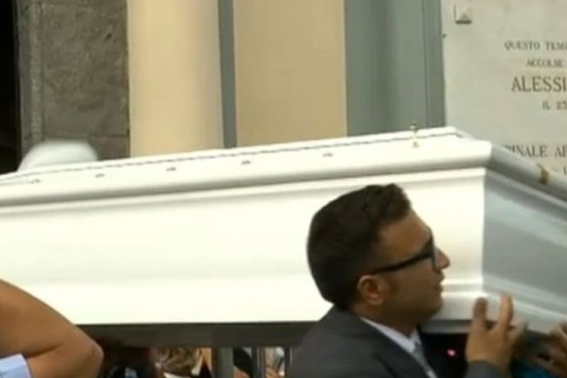 Enterro de vítima de 'pornô de vingança' comove a Itália