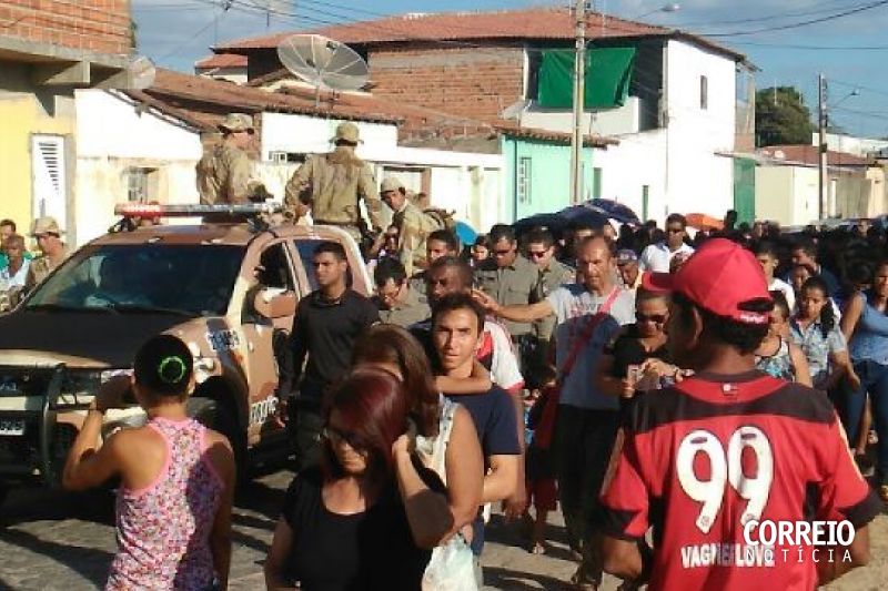 Homenagens marcam enterro de policial que morreu em acidente com carro em Delmiro