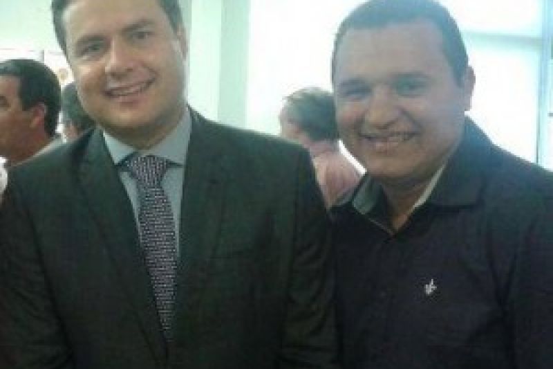 Renan Filho participa de comício de Paulo Campos e rasga elogios a ele em Água Branca