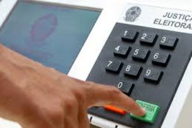 Em enquete, maioria de internautas afirma não acreditar em declaração de bens de políticos