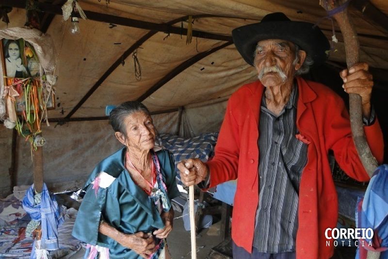 Ciganos mantêm tradições em meio à pobreza, ao preconceito e à perda do patriarca