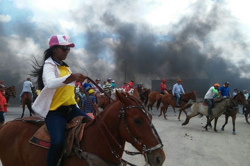 Em defesa da vaquejada, centenas de vaqueiros bloqueiam rodovias em Inhapi