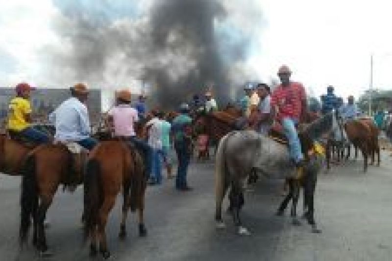 Vaqueiros que realizaram mobilização em defesa da vaquejada liberam rodovias em Inhapi