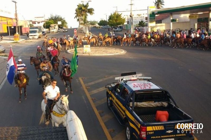 Santana do Ipanema: vaqueiros realizam cavalgada em defesa da vaquejada