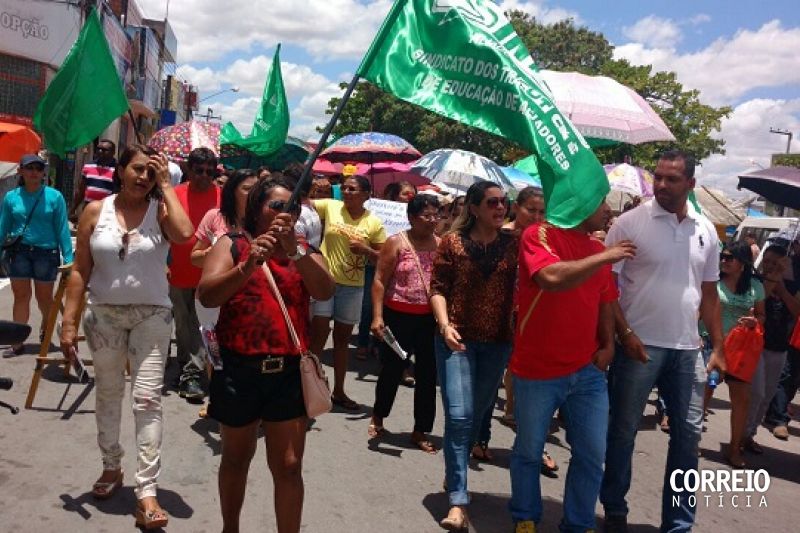 Professores denunciam que prefeitura não repassa valores de empréstimos aos bancos
