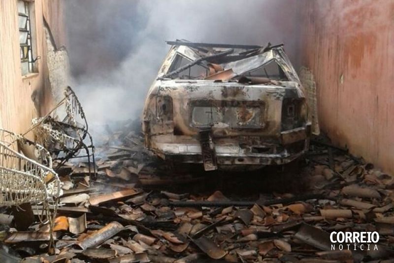 Incêndio destrói carro e deixa casa parcialmente destruída em Delmiro Gouveia