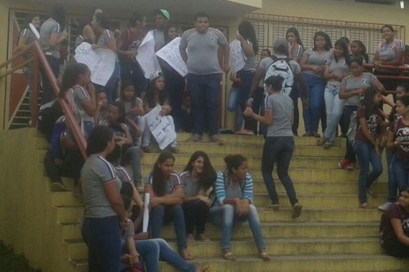 Alunos ocupam escola estadual em Água Branca em protesto contra a PEC 241