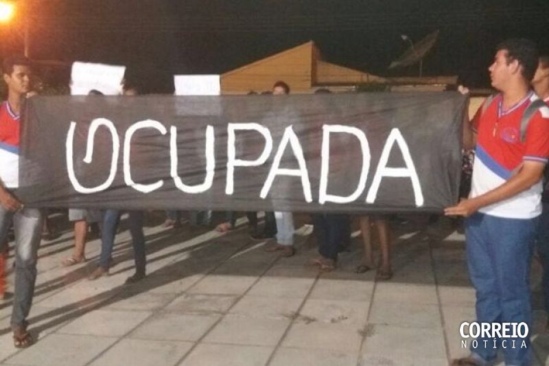 Contra a PEC 241, estudantes ocupam a Escola Luiz Augusto em Delmiro Gouveia