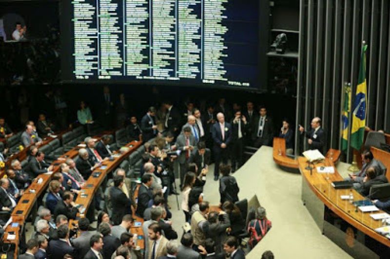Câmara aprova em segundo turno texto-base da PEC 241