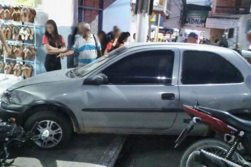 Carro desce desgovernado por rua e por pouco não causa tragédia em Santana do Ipanema