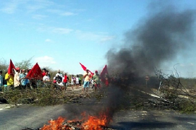 Manifestantes bloqueiam trecho da BR-423 em protesto contra a PEC dos gastos