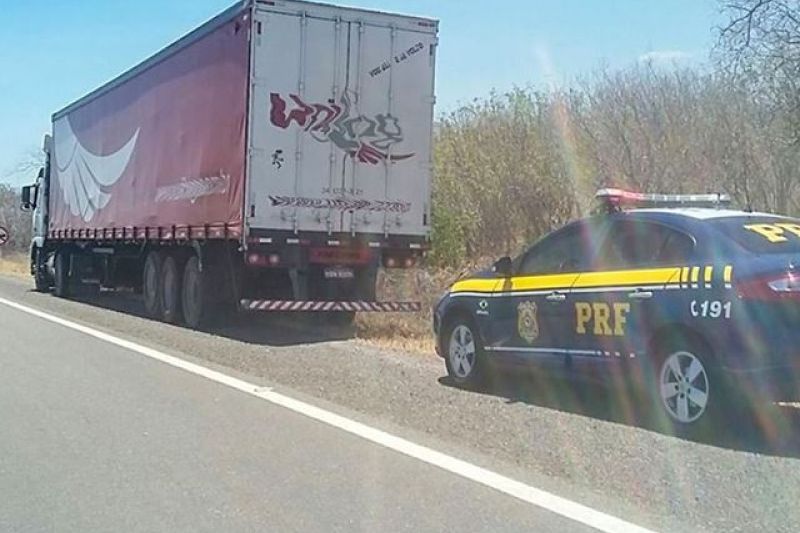 PRF/AL recupera em Canapi caminhão e semirreboque roubados em Pernambuco