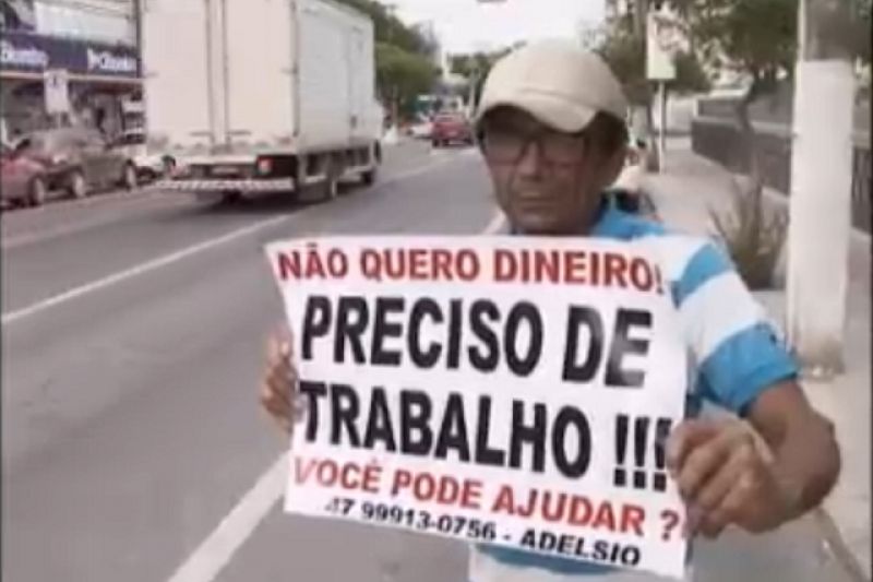 Alagoano do Sertão usa cartaz para pedir emprego no meio do trânsito em Santa Catarina